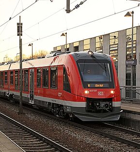 Ein Zug fährt in einen Bahnhof ein.